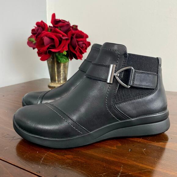 Clarks Women's Collection Black Leather Ellowyn Strap Boots Size 6 New - Picture 1 of 13